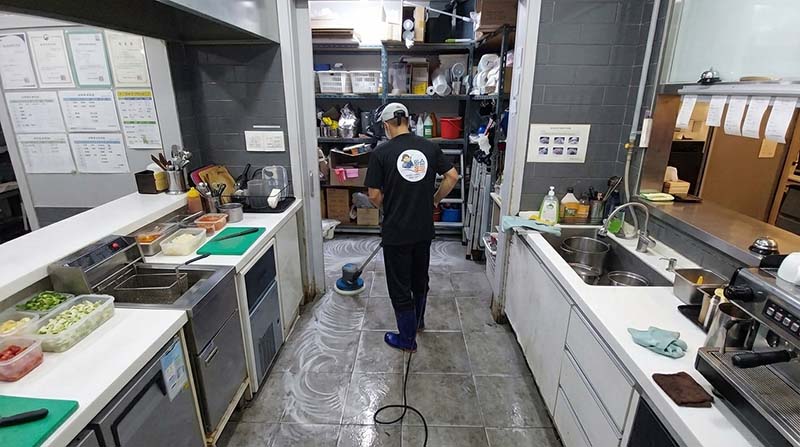 식당 바닥 청소