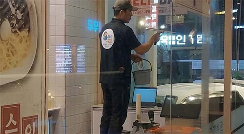 식당 유리창 청소